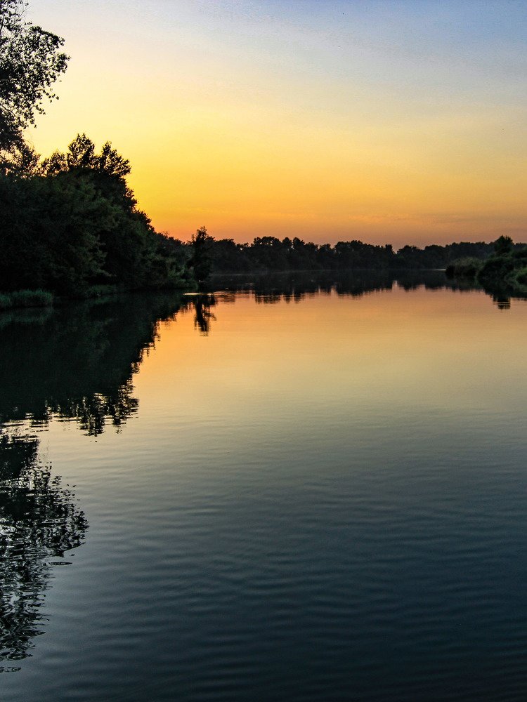 Закат на берегу реки