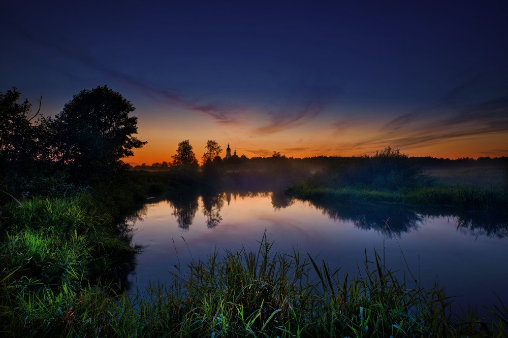 Туманный закат на реке