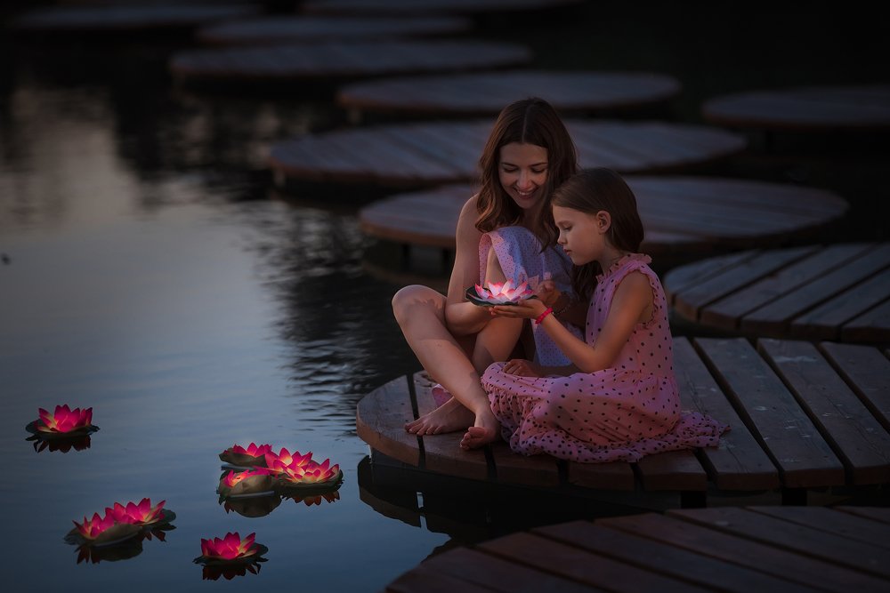 Лотосы у воды