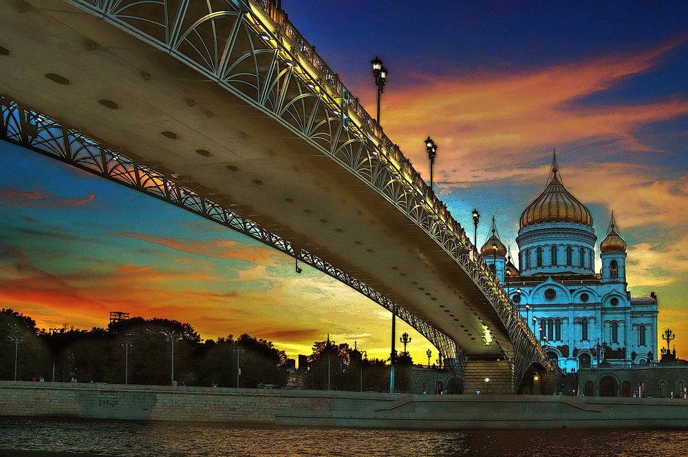 Храм Христа Спасителя на закате