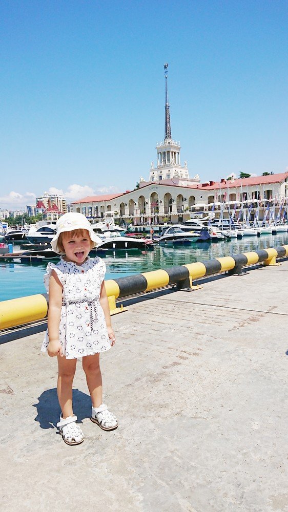 Девочка на морском вокзале