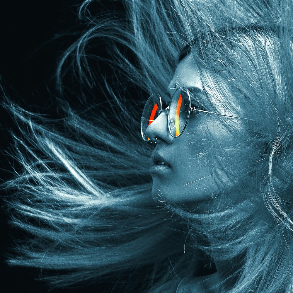 Женщина в голубом цвете