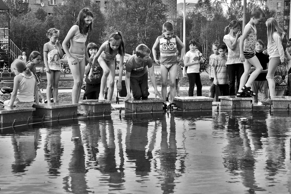 Городской фонтан в теплый день