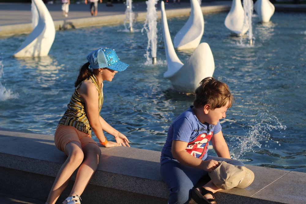 У фонтана...