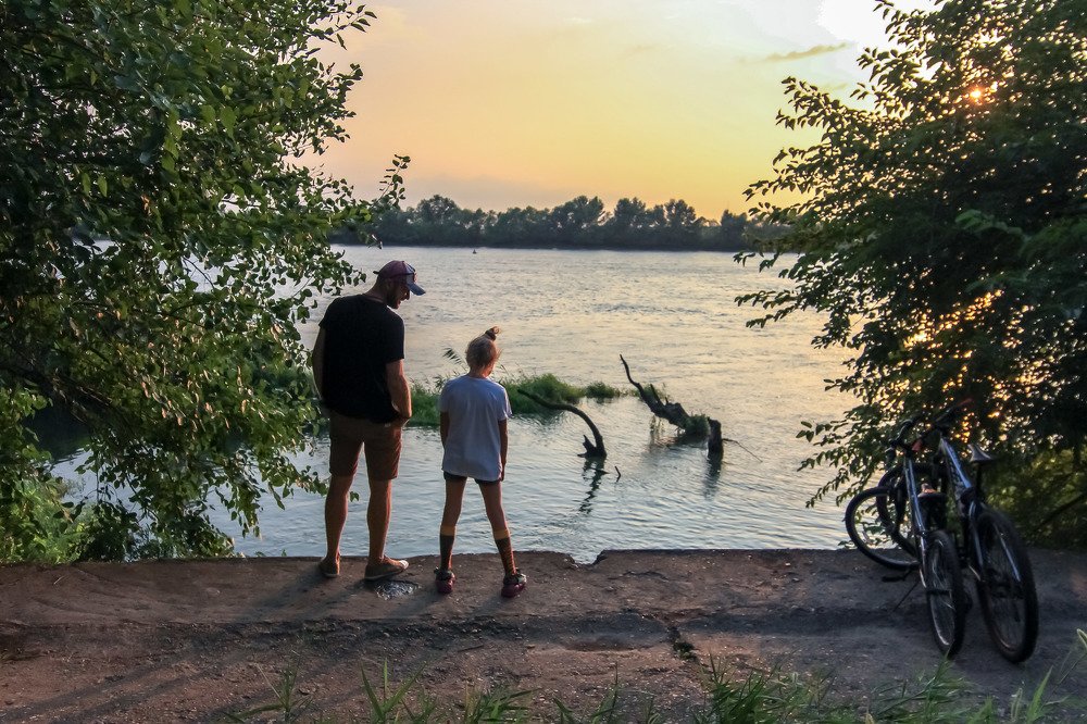 Тихий вечерний закат на берегу реки