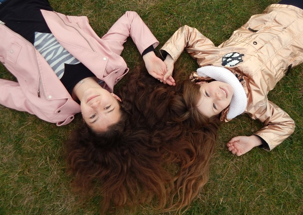 Они не сестры!