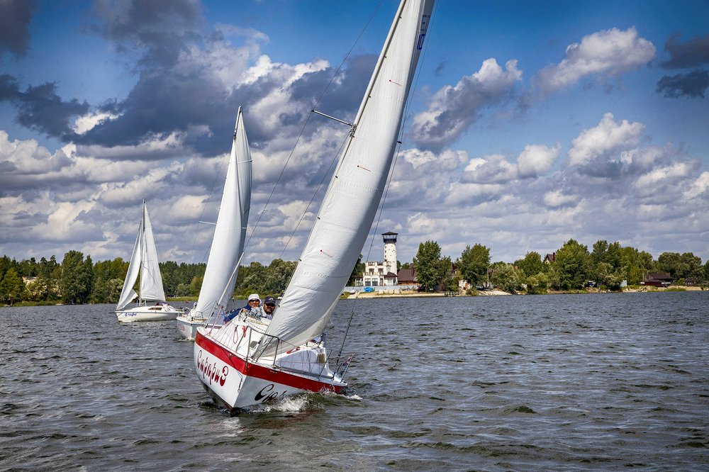 Легкий ветер. Яркое солнце