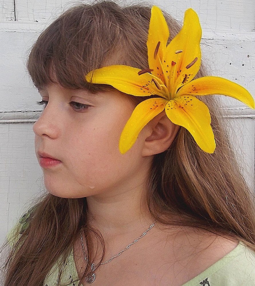 Юная красавица с жёлтой лилией