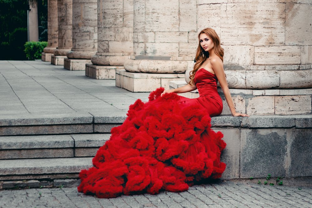 Девушка в красном.