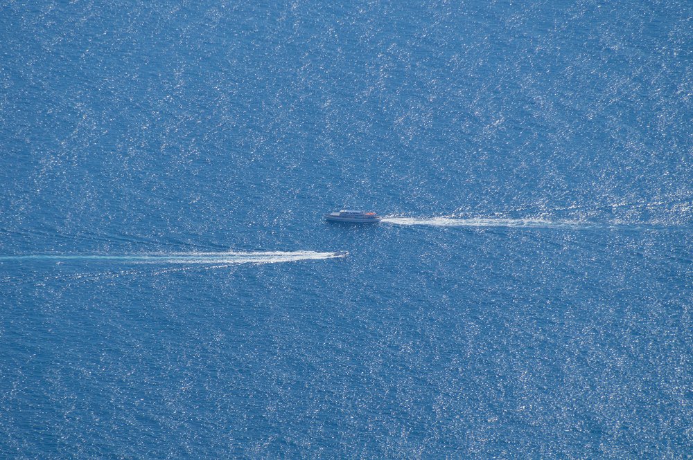Теплоход и катер проплыли рядом на море