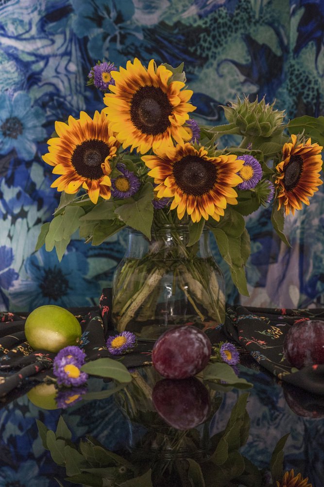 Натюрморт с подсолнухами и фруктами.