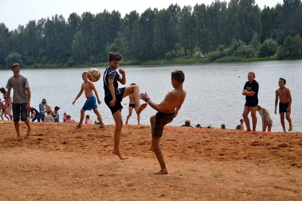 Футбол у озера