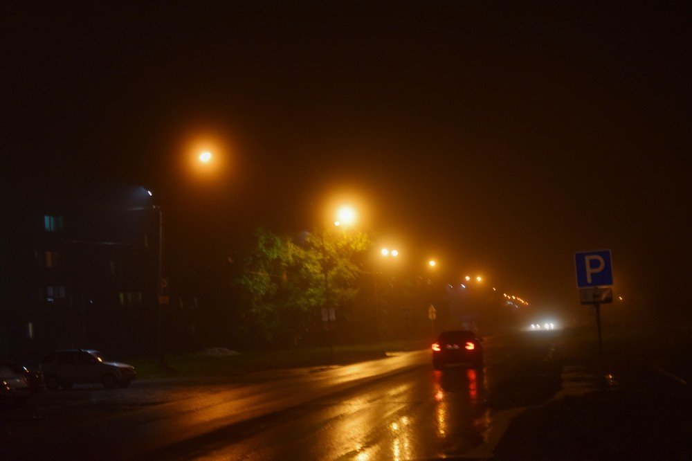 Улицы города в густом тумане