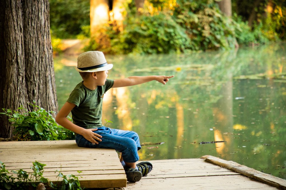 Мальчик у озера