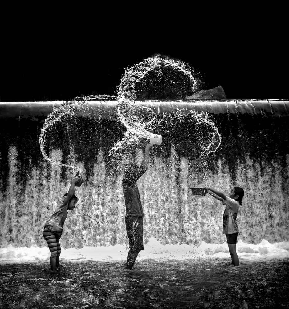 Play Water Splashes on the River