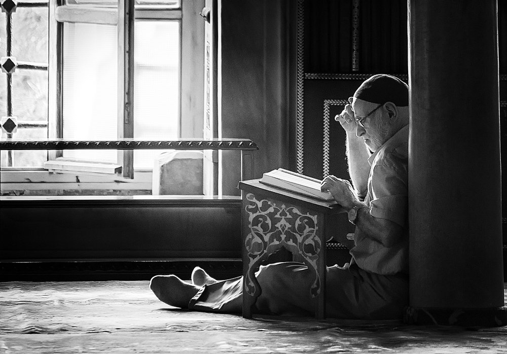 old man who read book