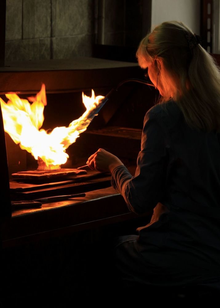 Девушка ювелир за работой