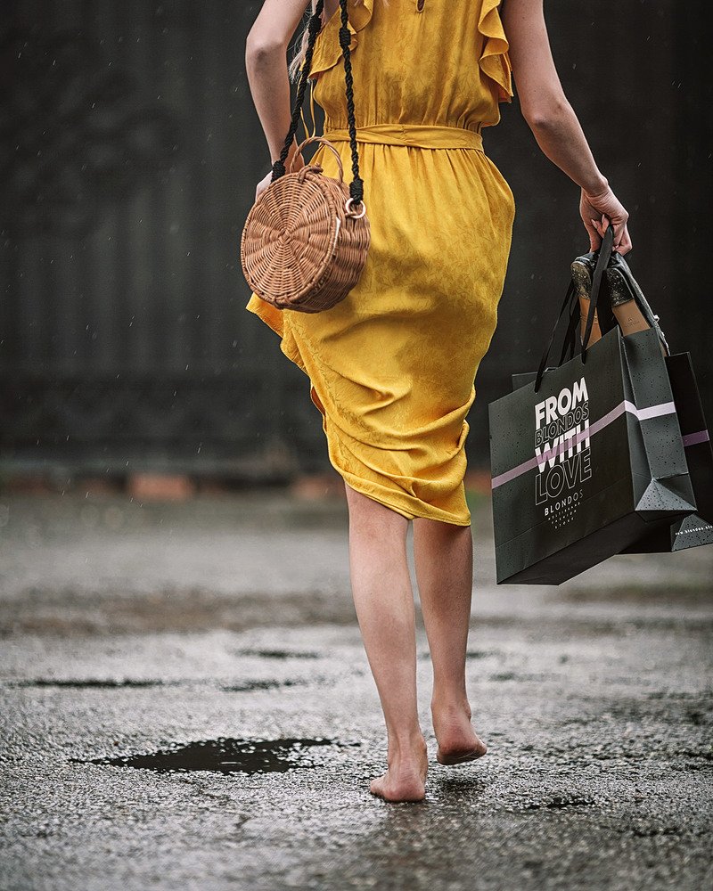 Дождик капает по лужам