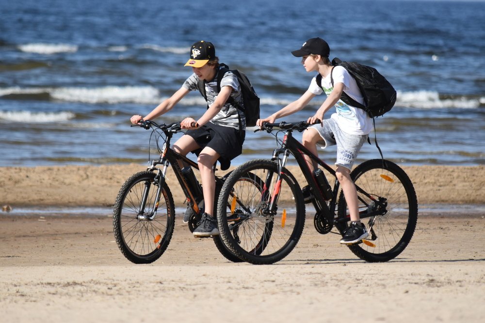 If you ride with a friend, then the road is good! / Если с другом едешь ты, то хороша дорога!