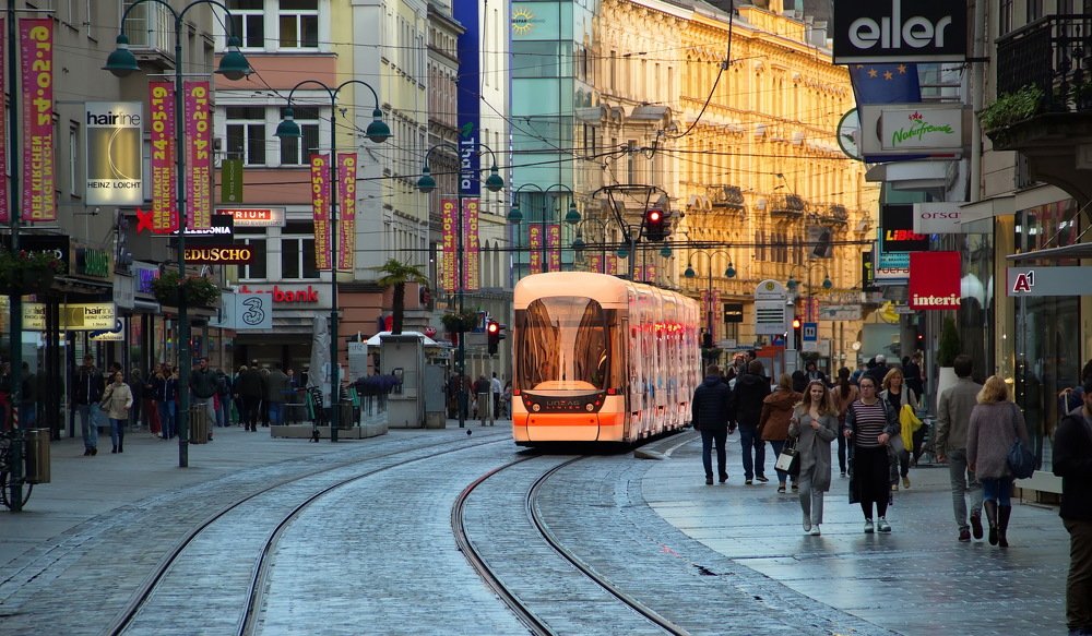 Из света в тень переезжая