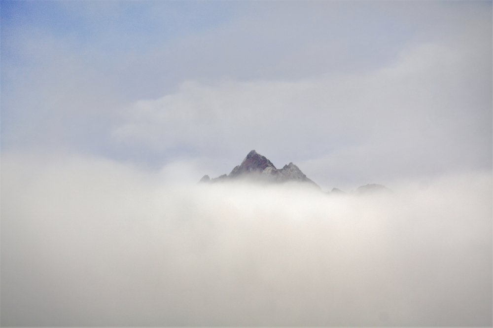 montañas sobre lago