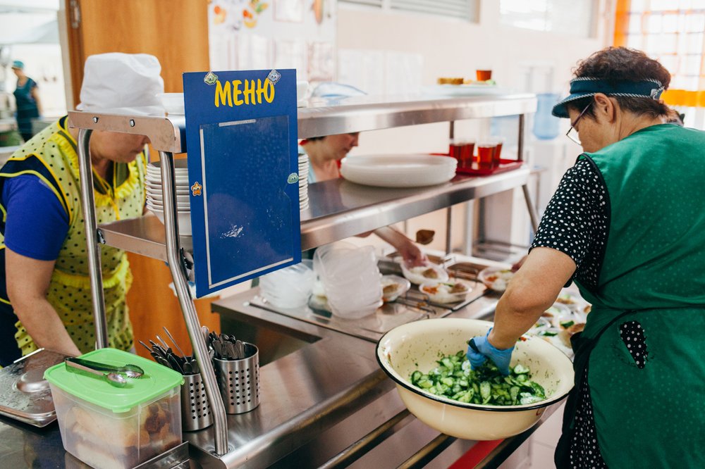 В школьной столовой