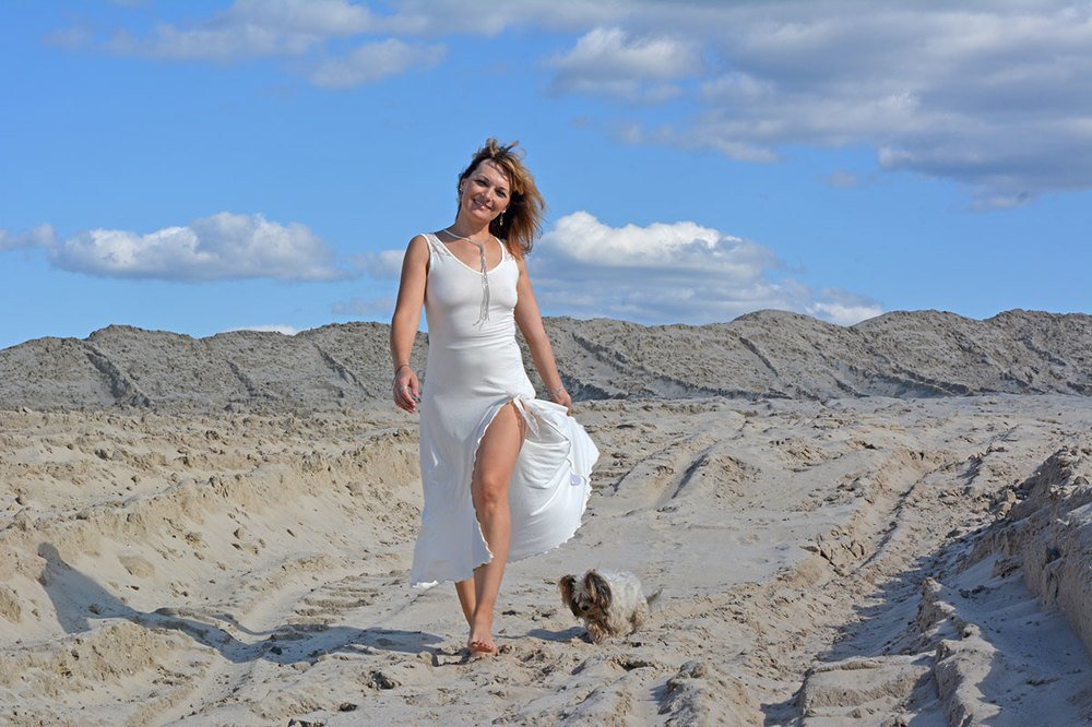 Под небом голубым.