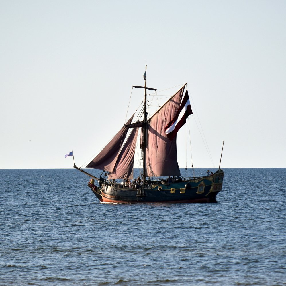 Sailboat with burgundy sails / Парусник с бордовыми парусами