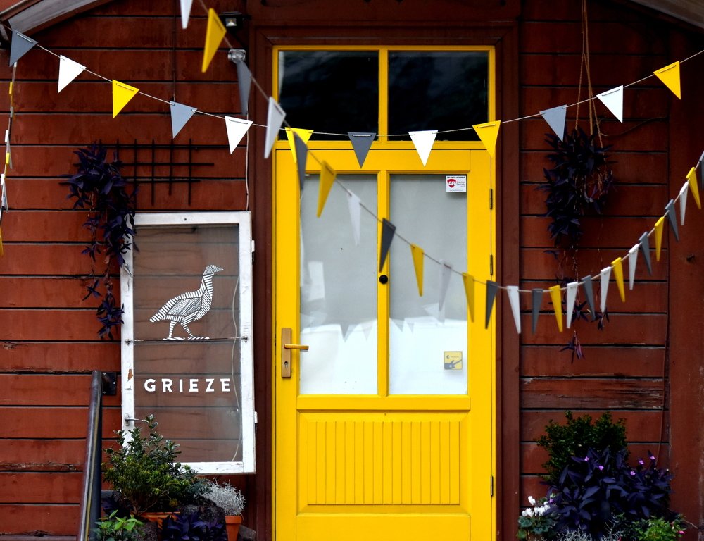 The most joyful color is yellow! / Самый радостный цвет - это желтый!