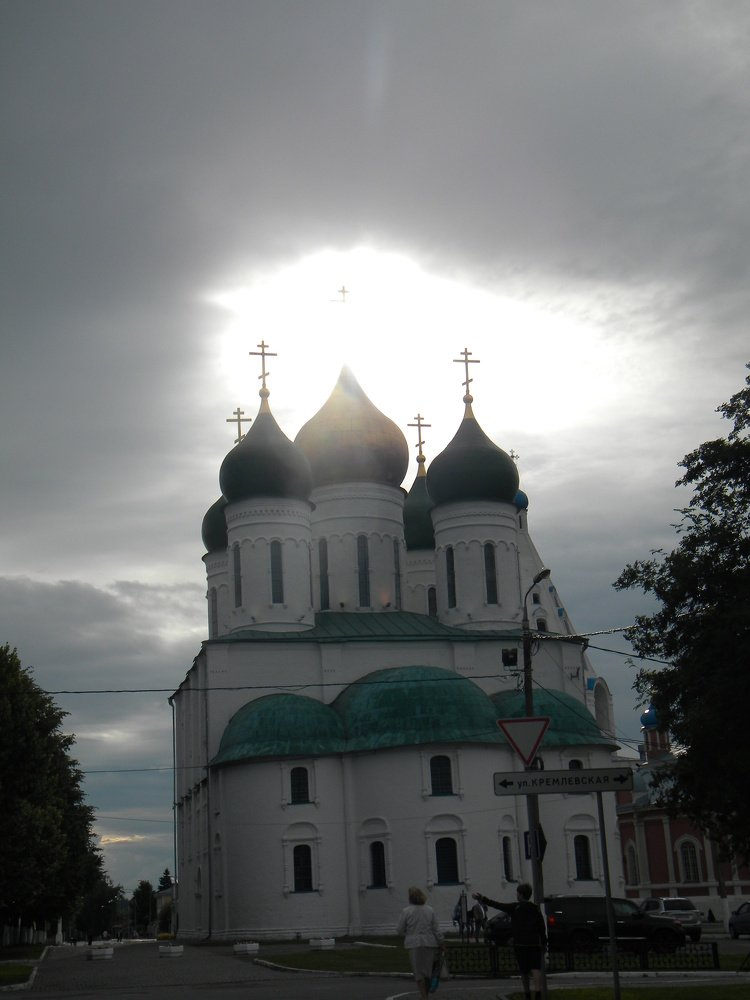 Успенский собор Коломны перед грозой