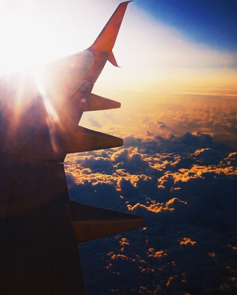 Пламенный рассвет над облаками