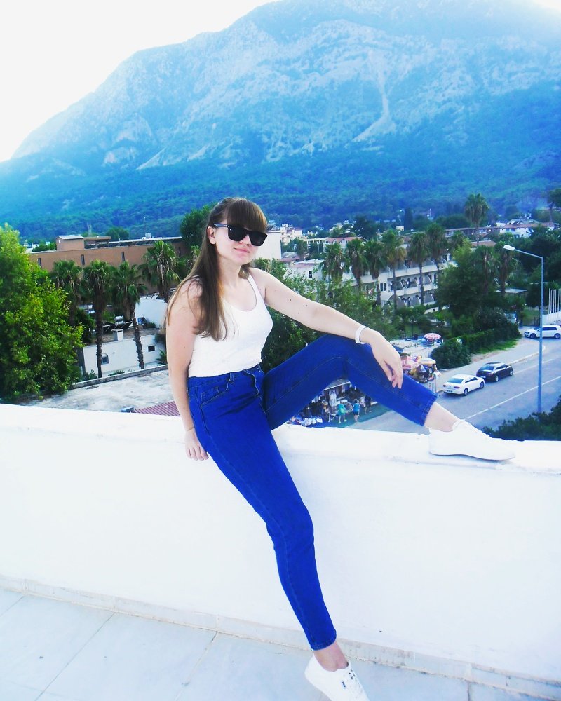 Девушка в белой майке