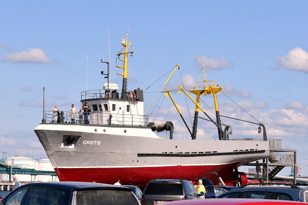 Floating on the machines ... / Плывущая на машинах...