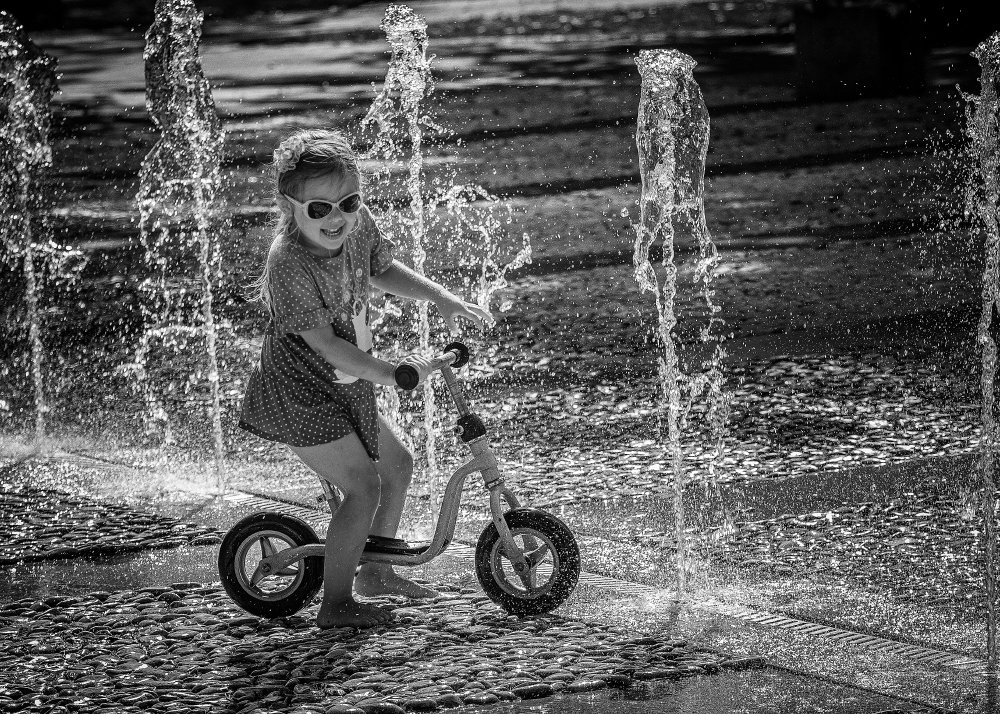 With a wheel through fountains