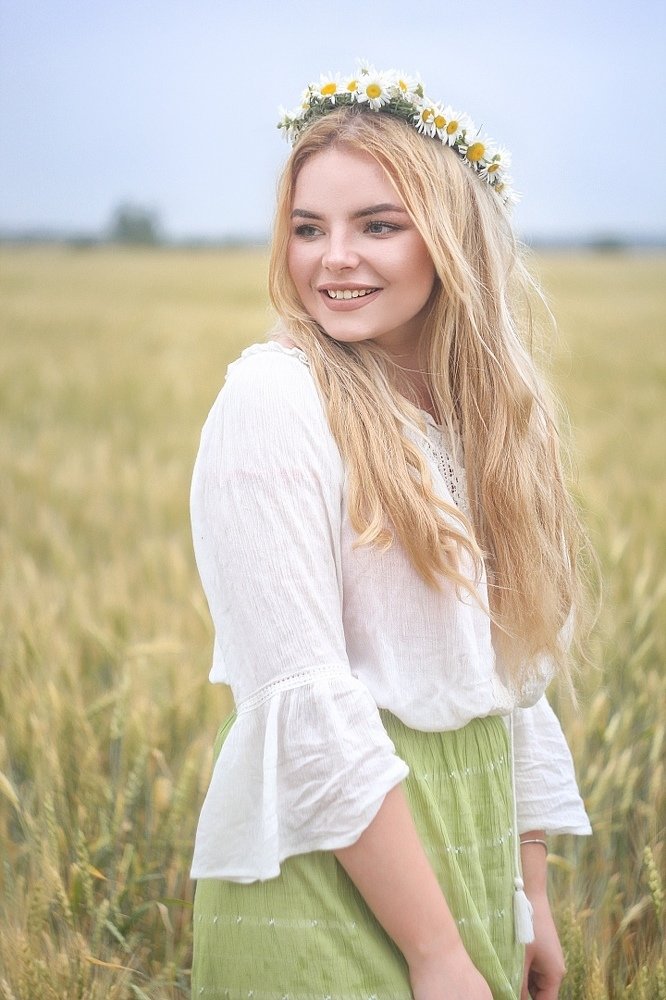 Девушка в поле