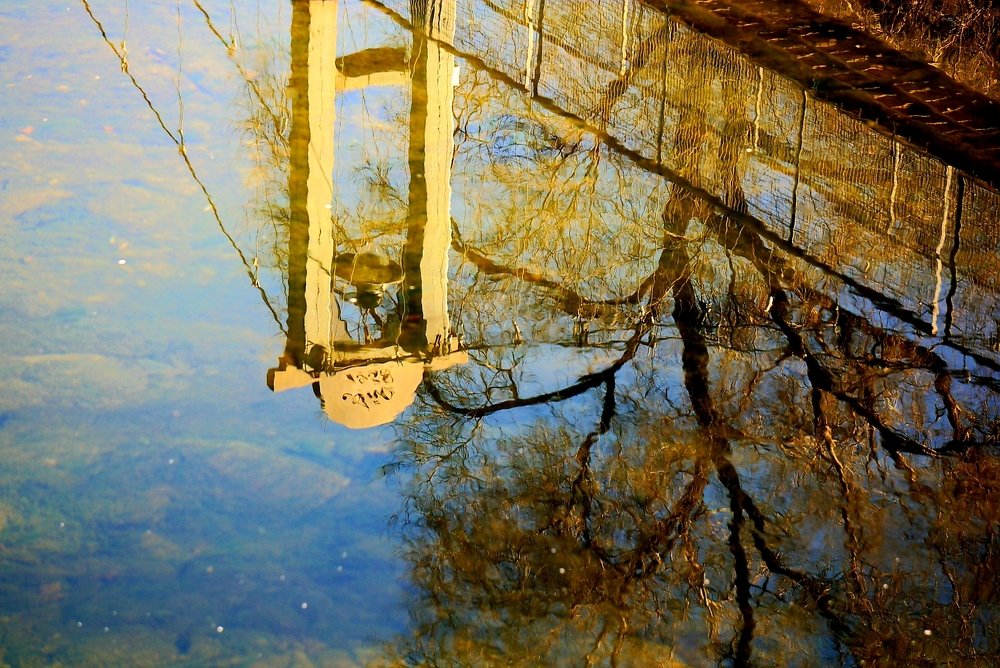 Puente colgante reflejándose
