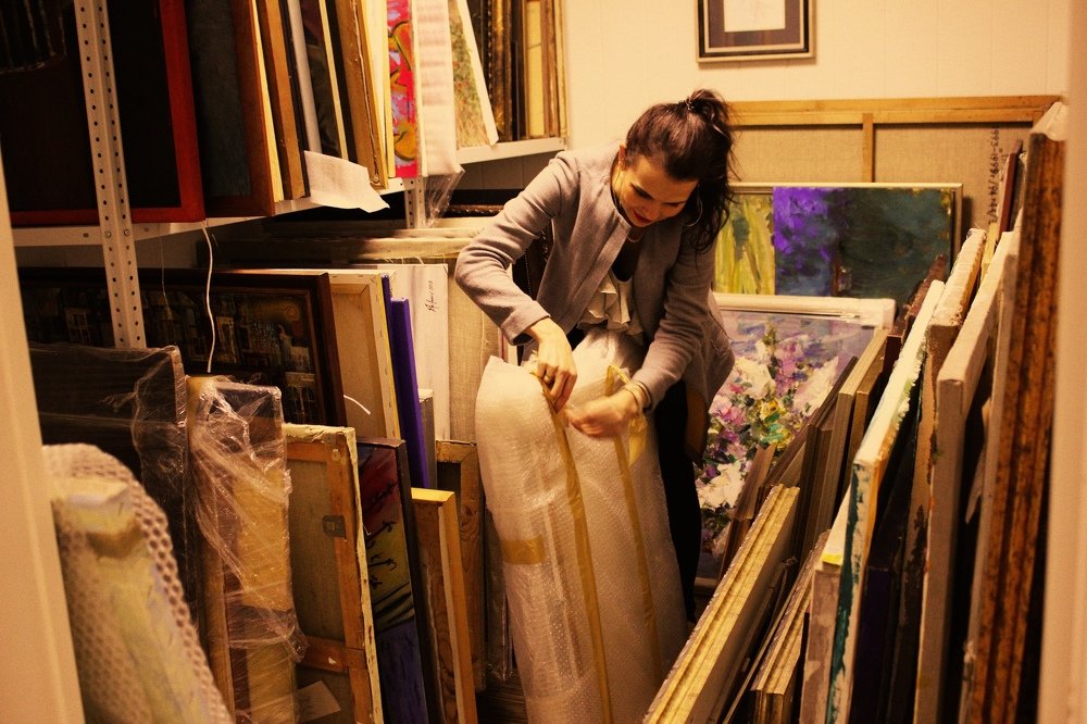 Галерист за работой