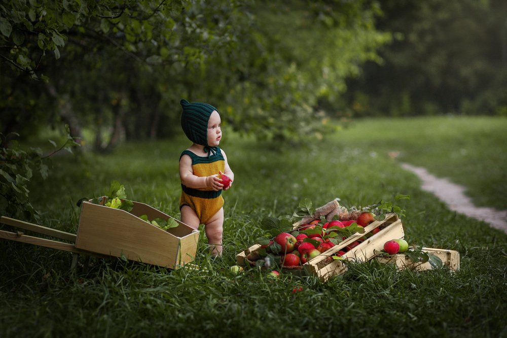 Маруся и яблочки