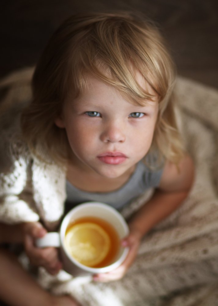 Мальчик с чашкой чая