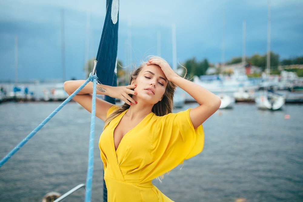 Девушка на яхте