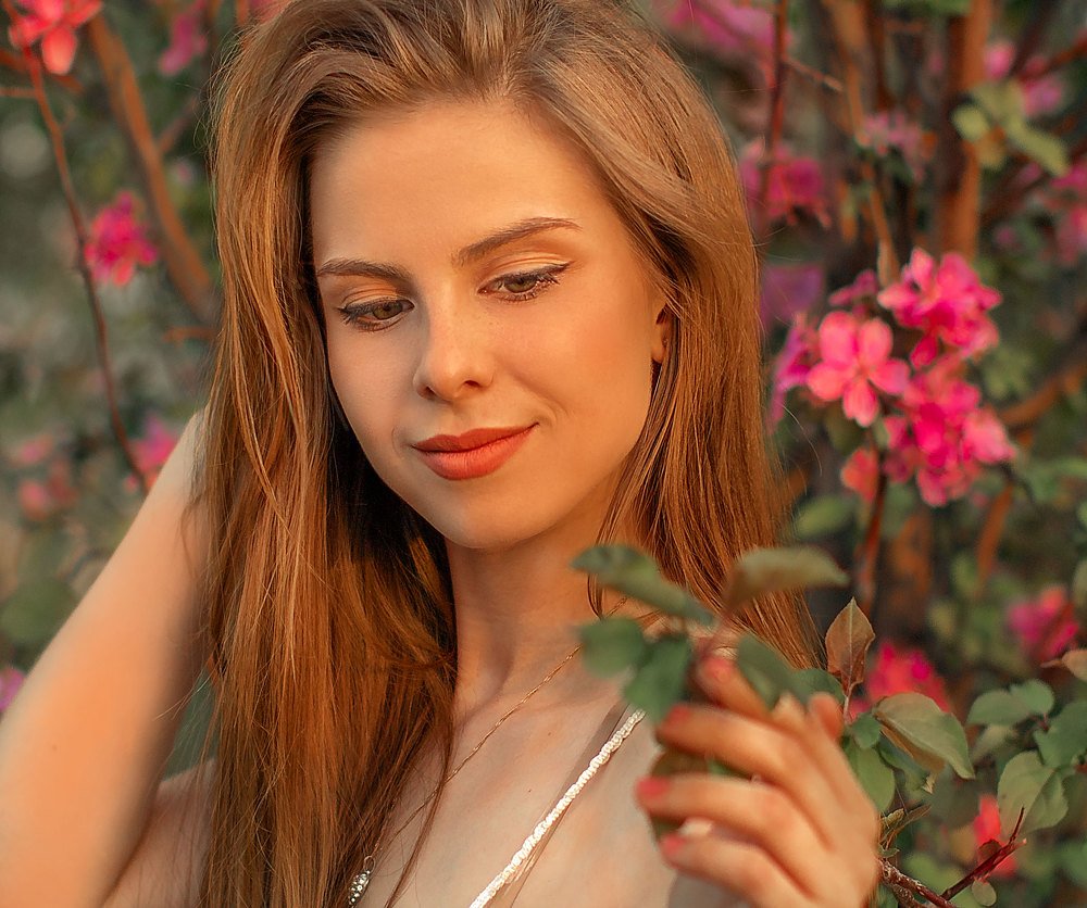 девушка в розовом цветении