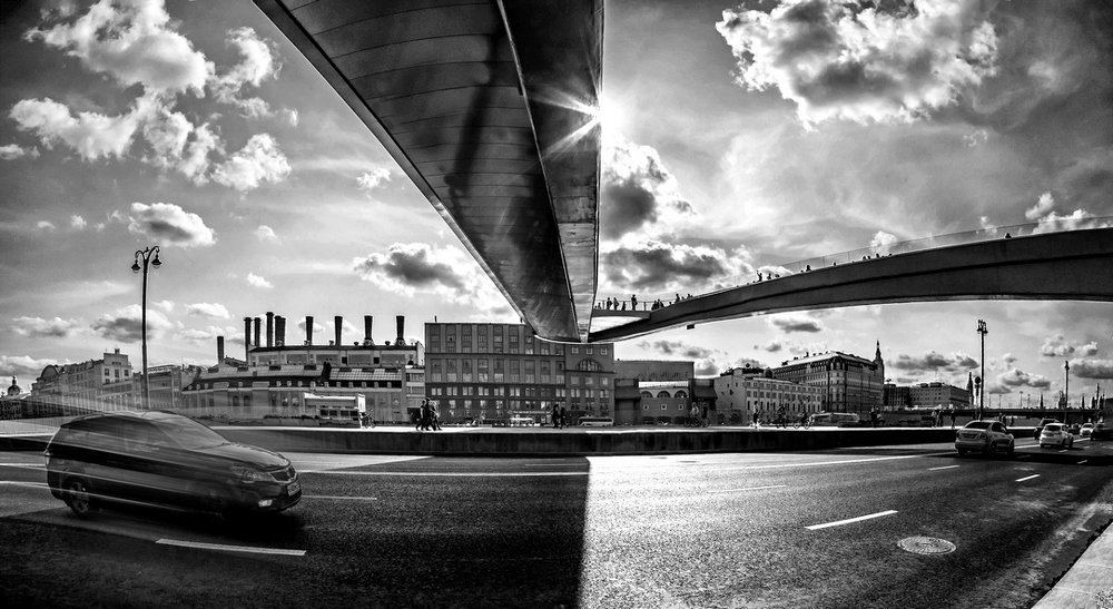 Тень и свет с врывающейся машиной