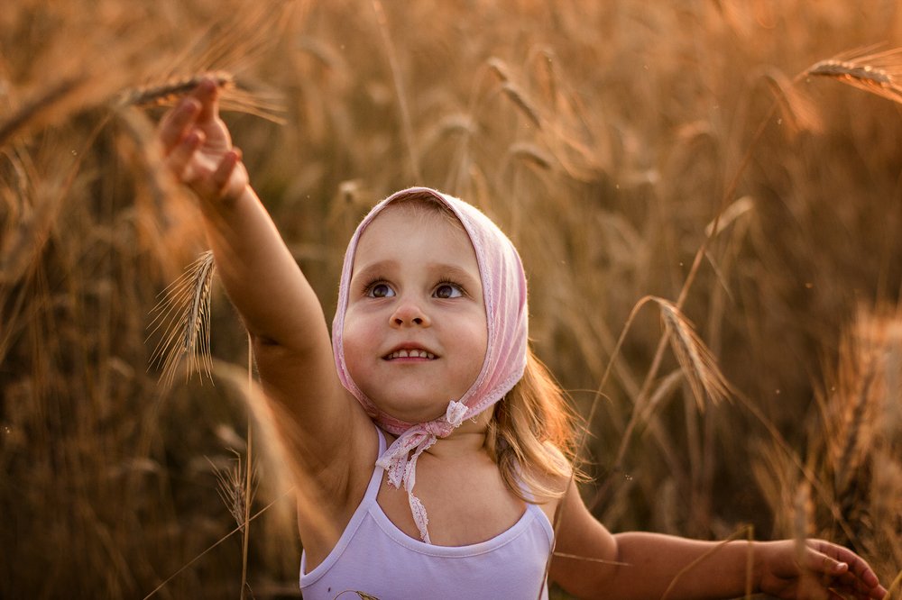 Девочка а поле