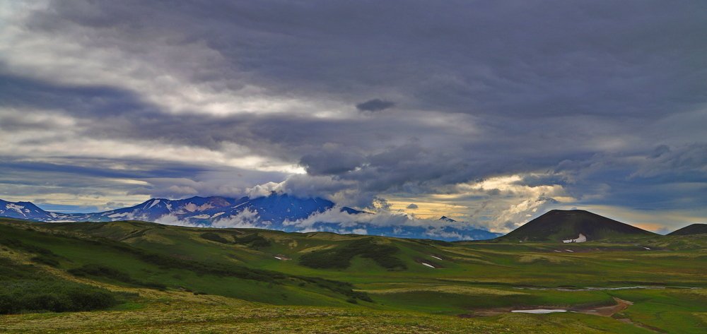 Вид на Мутновский вулкан в облаках.
