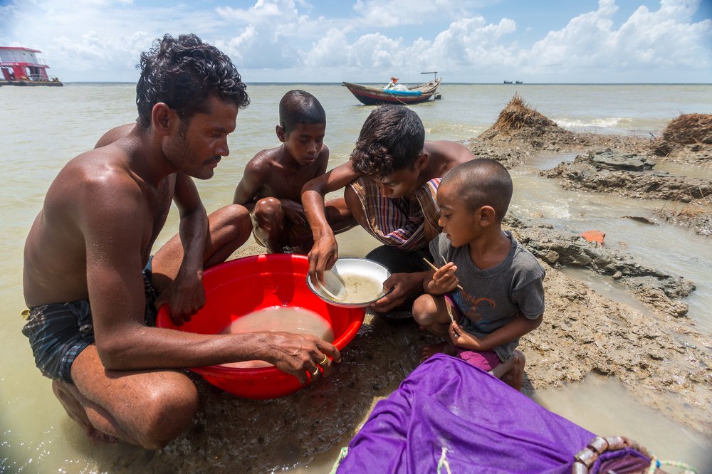 Shrimp larvae (fry) Collector rural family.