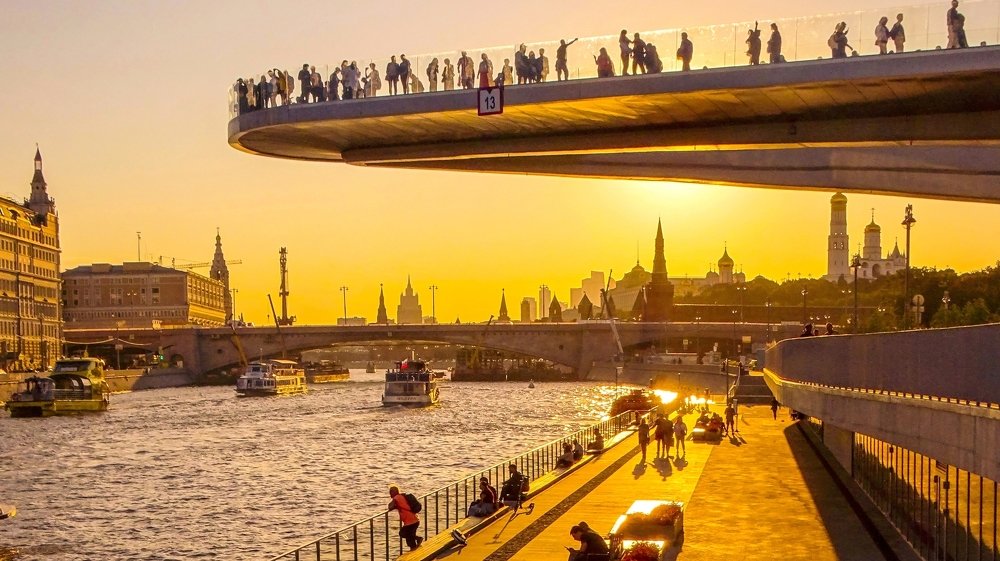 Утомлённые солнце, спрятавшее за