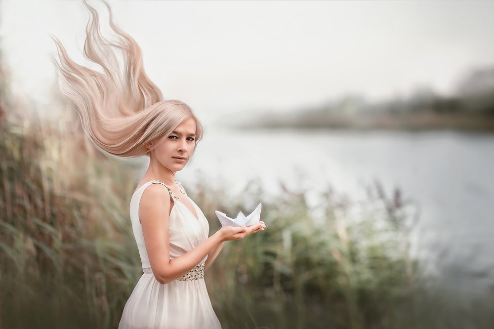 Девушка с бумажным корабликом в руках
