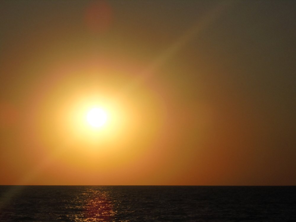 Жовтогарячий світанок.