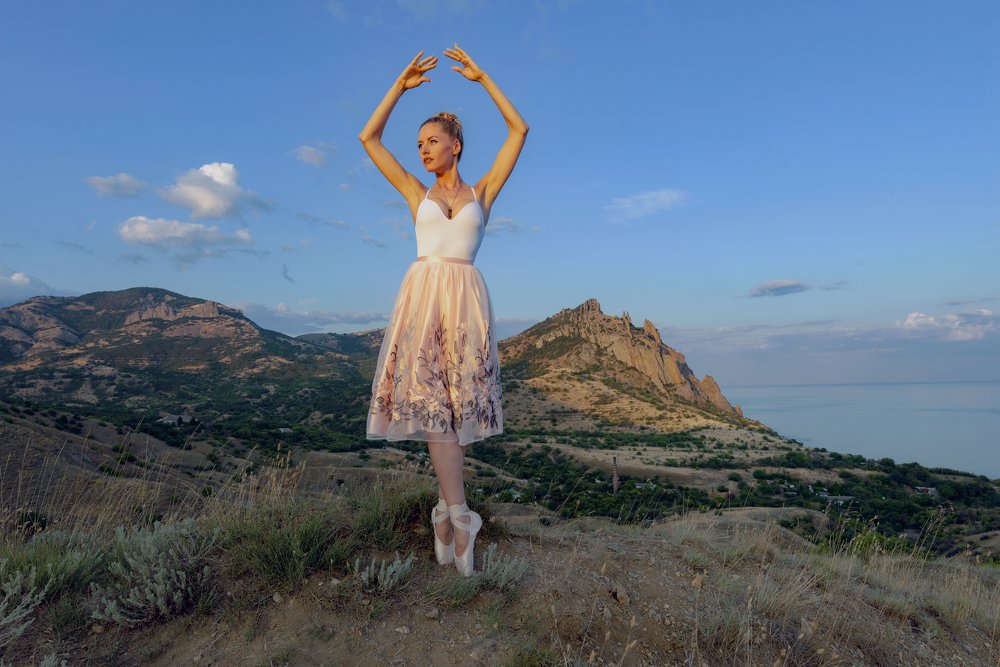 Балет на склонах потухшего вулкана Карадаг . Крым.