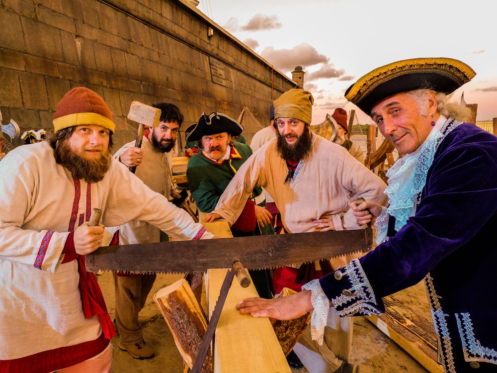 Работа спорится, но есть и те, кто смотрит на это сердито!The work is going well, but there are those who look at it angrily!